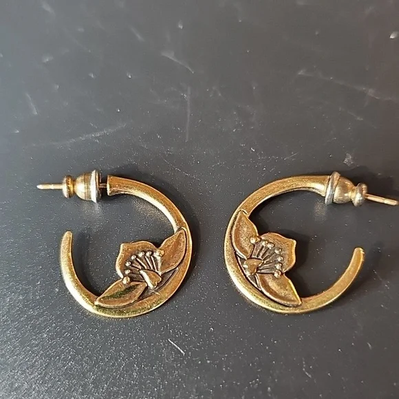 Laurel Burch Lotus Post Earrings Gold Tone - Picture 3 of 4